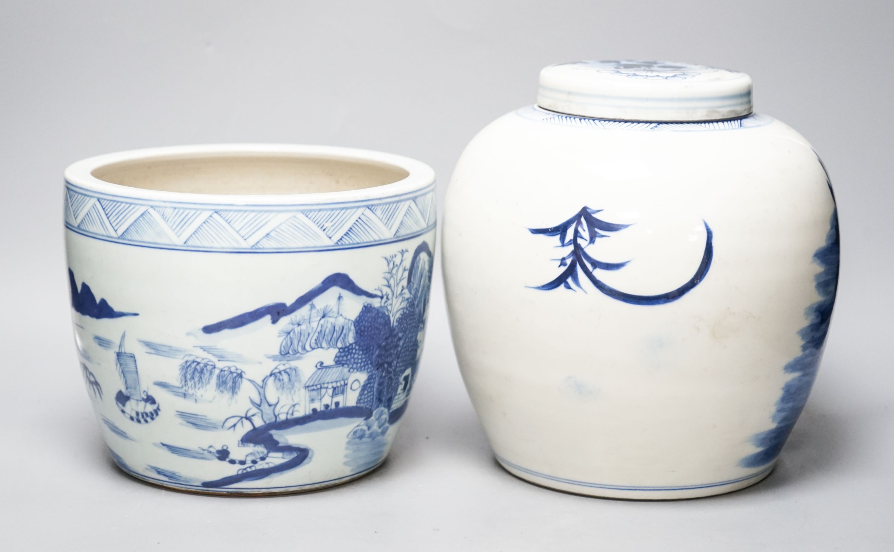 A Chinese blue and white jar and cover and a similar jardiniere, 23cm